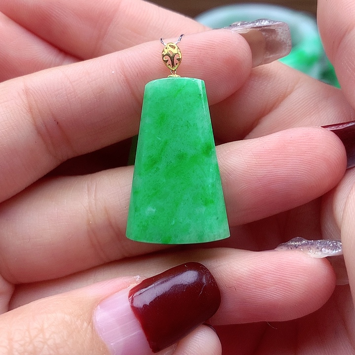 翡翠颈饰18K金镶嵌翡翠