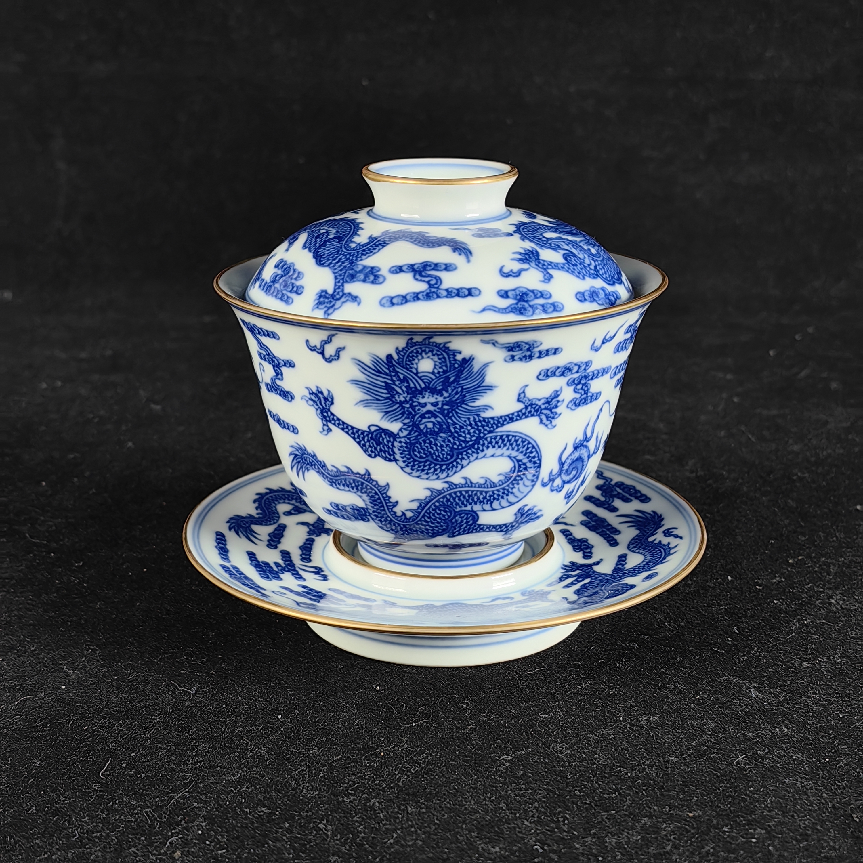 青花九龙纹三才盖碗