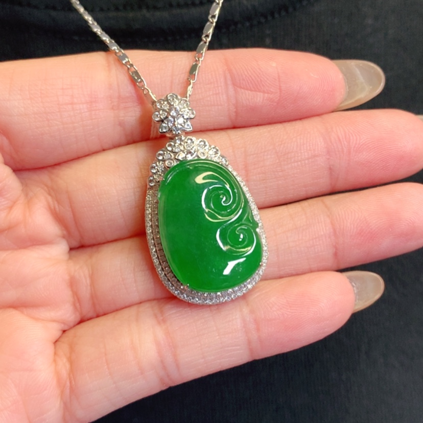 【闪购商品】颈饰18K金镶嵌翡翠如意