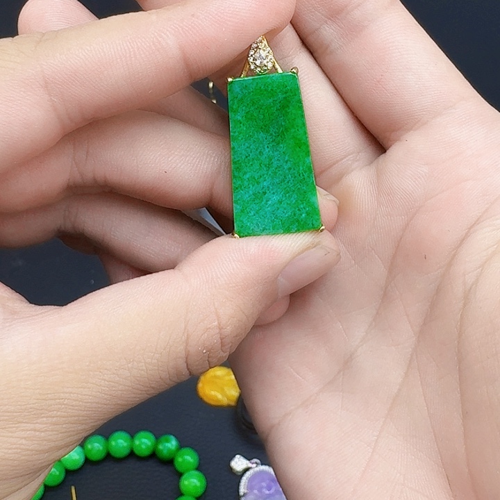 翡翠未镶嵌颈饰翡翠首饰