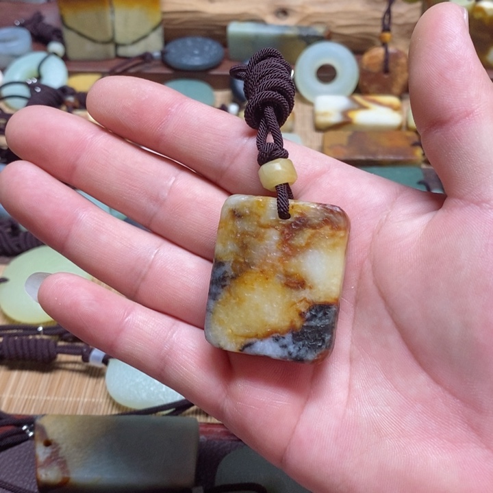 蛇纹石玉挂件未镶嵌