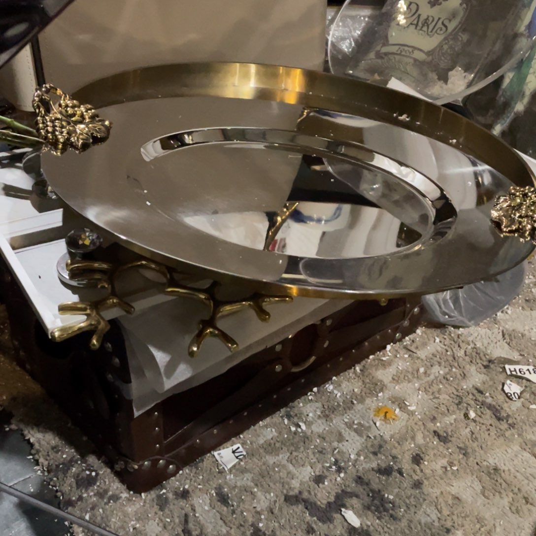 依**?工艺品陶瓷摆件仿真花。