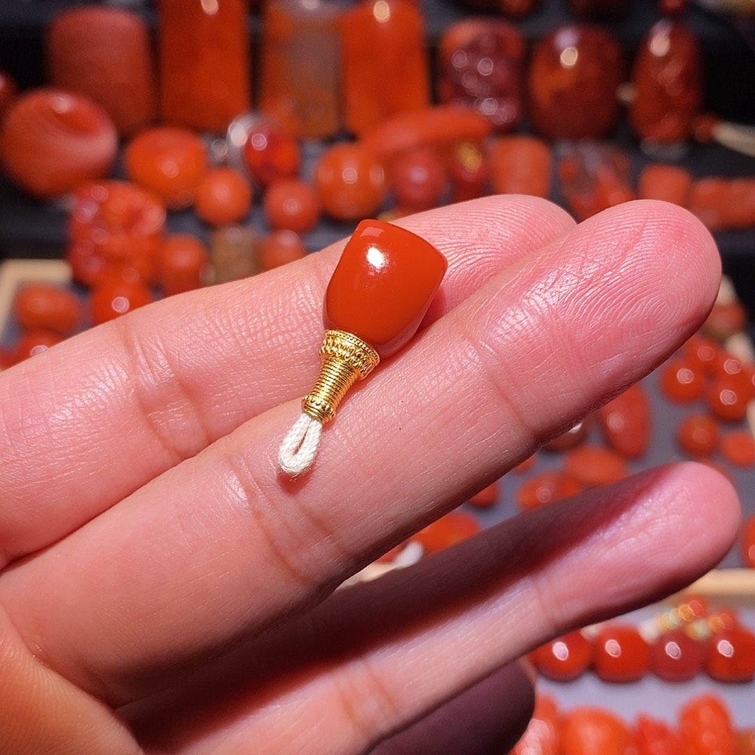 @***宝南红玛瑙18K金镶嵌精工三通 9.2