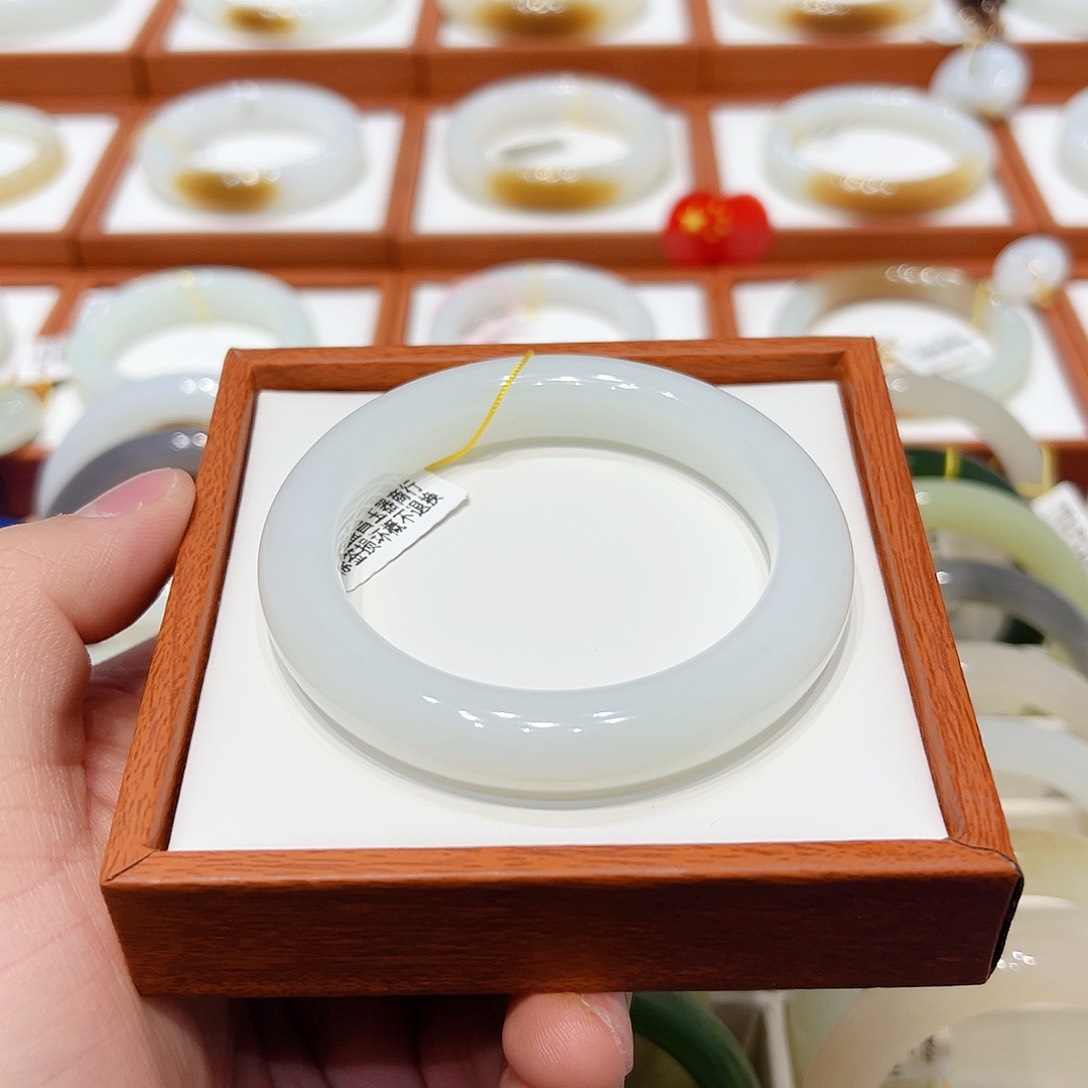 和田玉手镯未镶嵌羊脂白玉