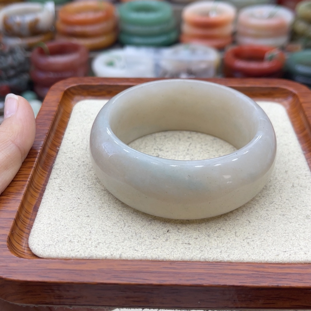 石英质玉未镶嵌手镯