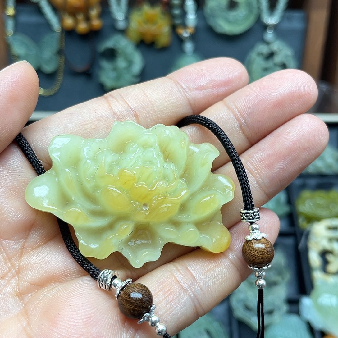 蛇纹石玉未镶嵌颈饰