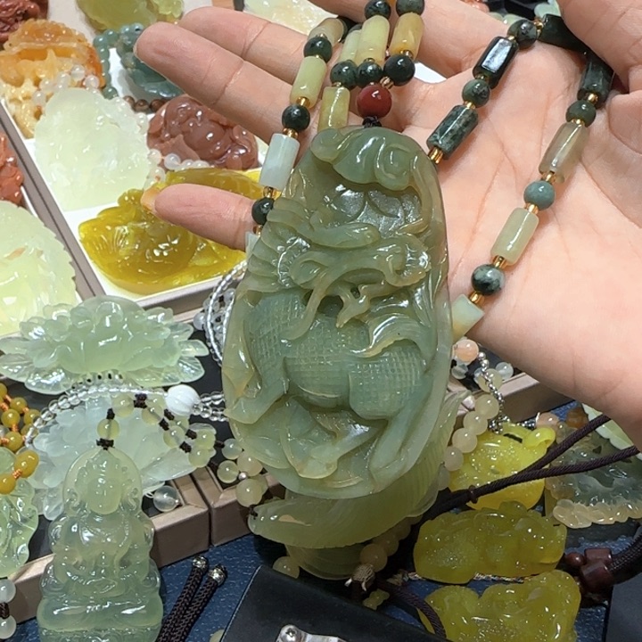 未镶嵌蛇纹石玉吊坠