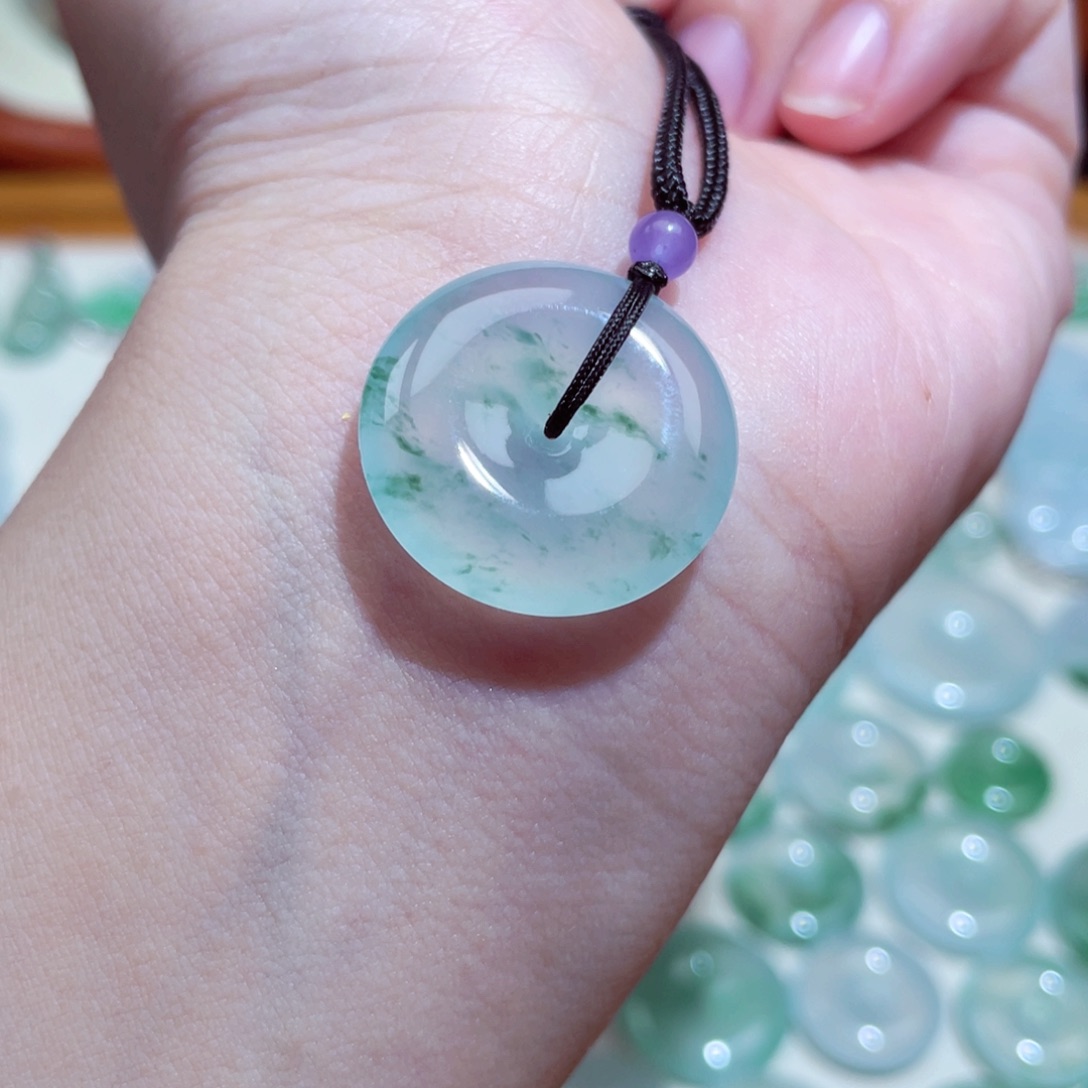 翡翠颈饰未镶嵌平安扣