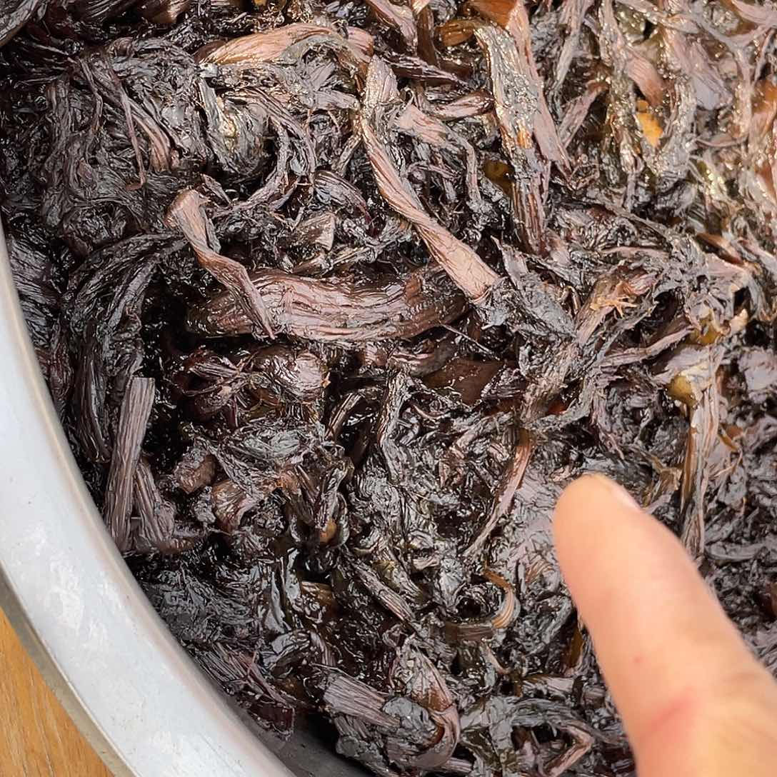 中国大陆花菜叶烀的黑咸菜二斤