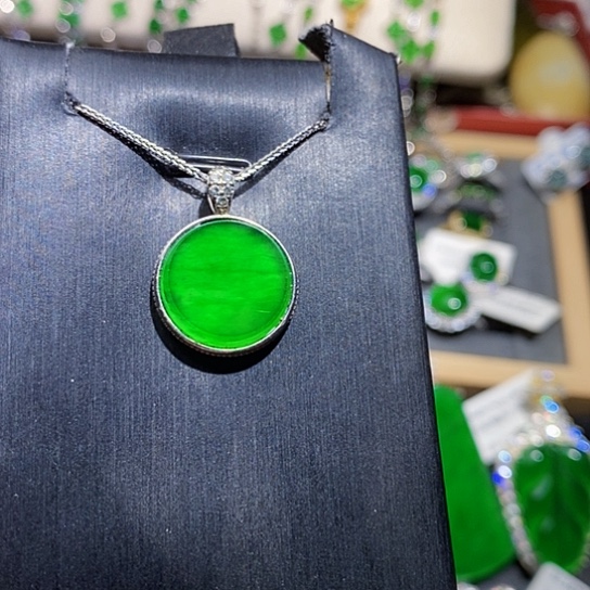 翡翠未镶嵌颈饰吊坠