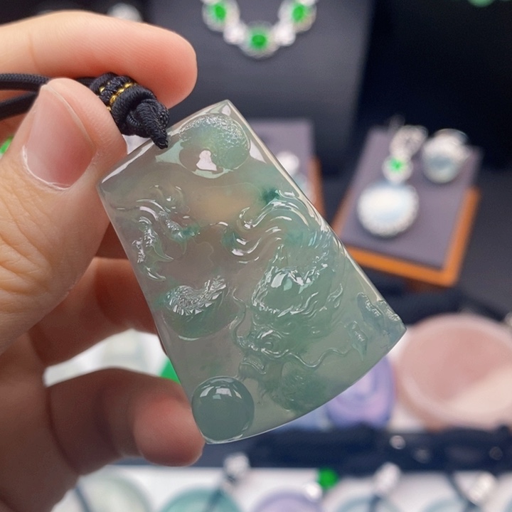 翡翠18K金镶嵌颈饰龙牌