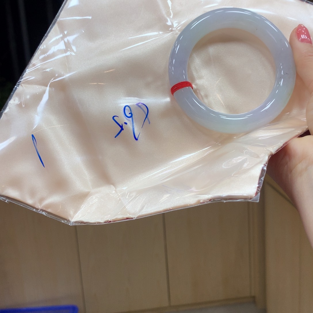 翡翠手镯未镶嵌不退不换