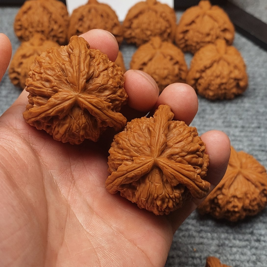 文玩核桃吊坠2*精工修复三棱40白奔