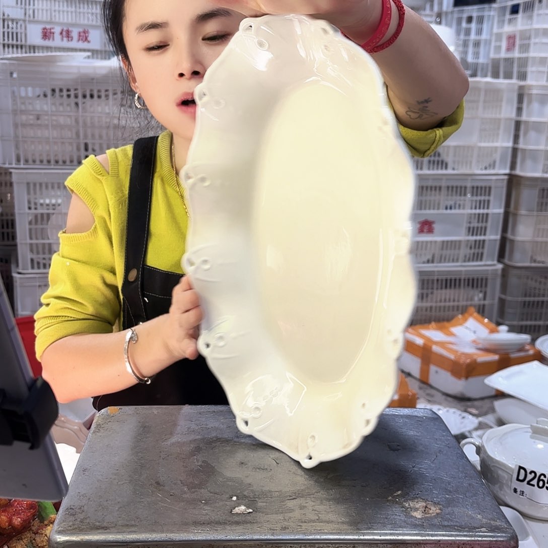 盘微瑕产品………镂空鱼盘一个