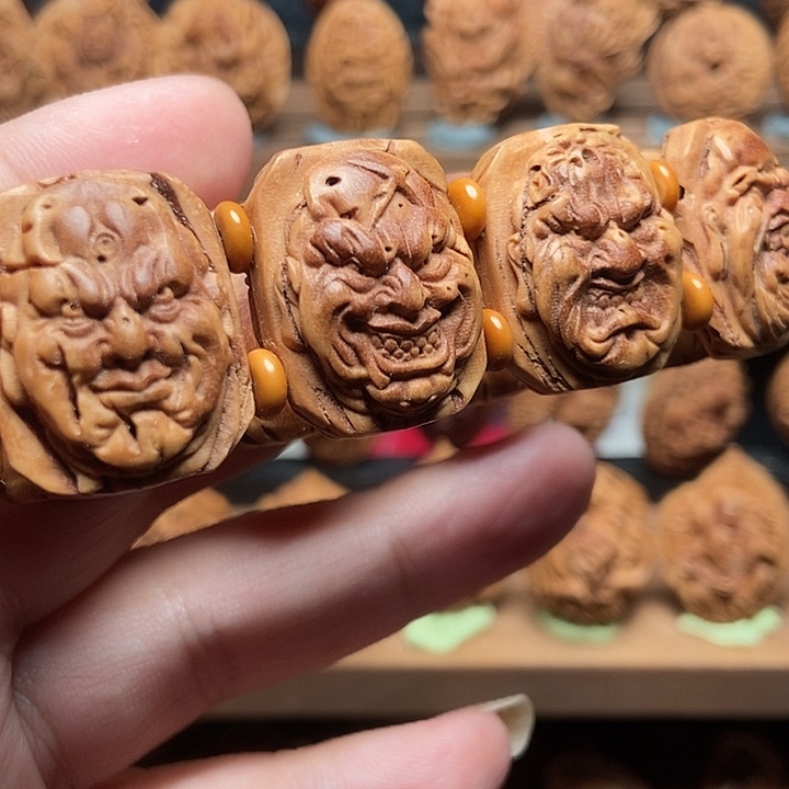桃核浮雕恶僧手牌