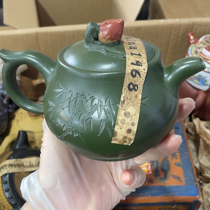 紫砂茶壶原矿泥料，纯手工制作的一把紫砂壶。