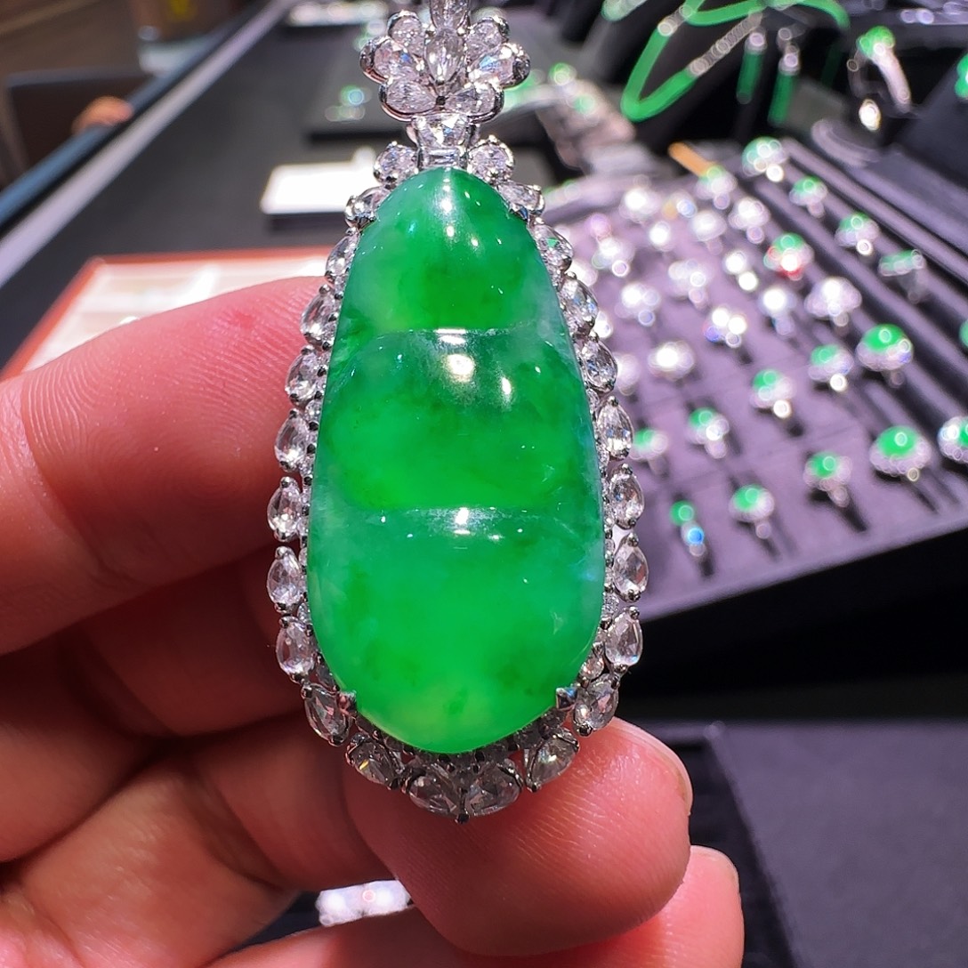 翡翠18K金镶嵌颈饰