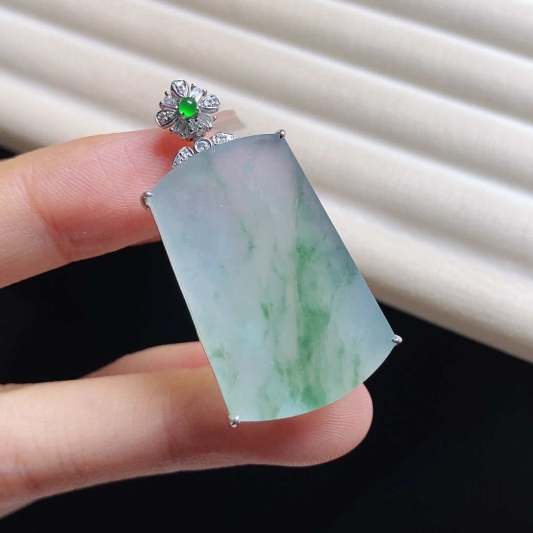 翡翠颈饰18K金镶嵌无事牌