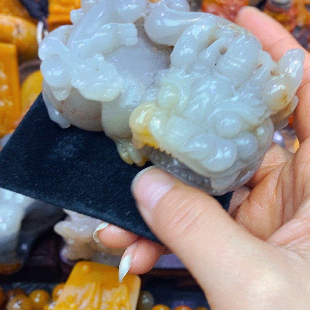 未镶嵌石英质玉（黄龙玉）颈饰