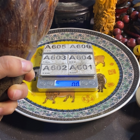 瓷片用****5寻呼台的一个小女孩