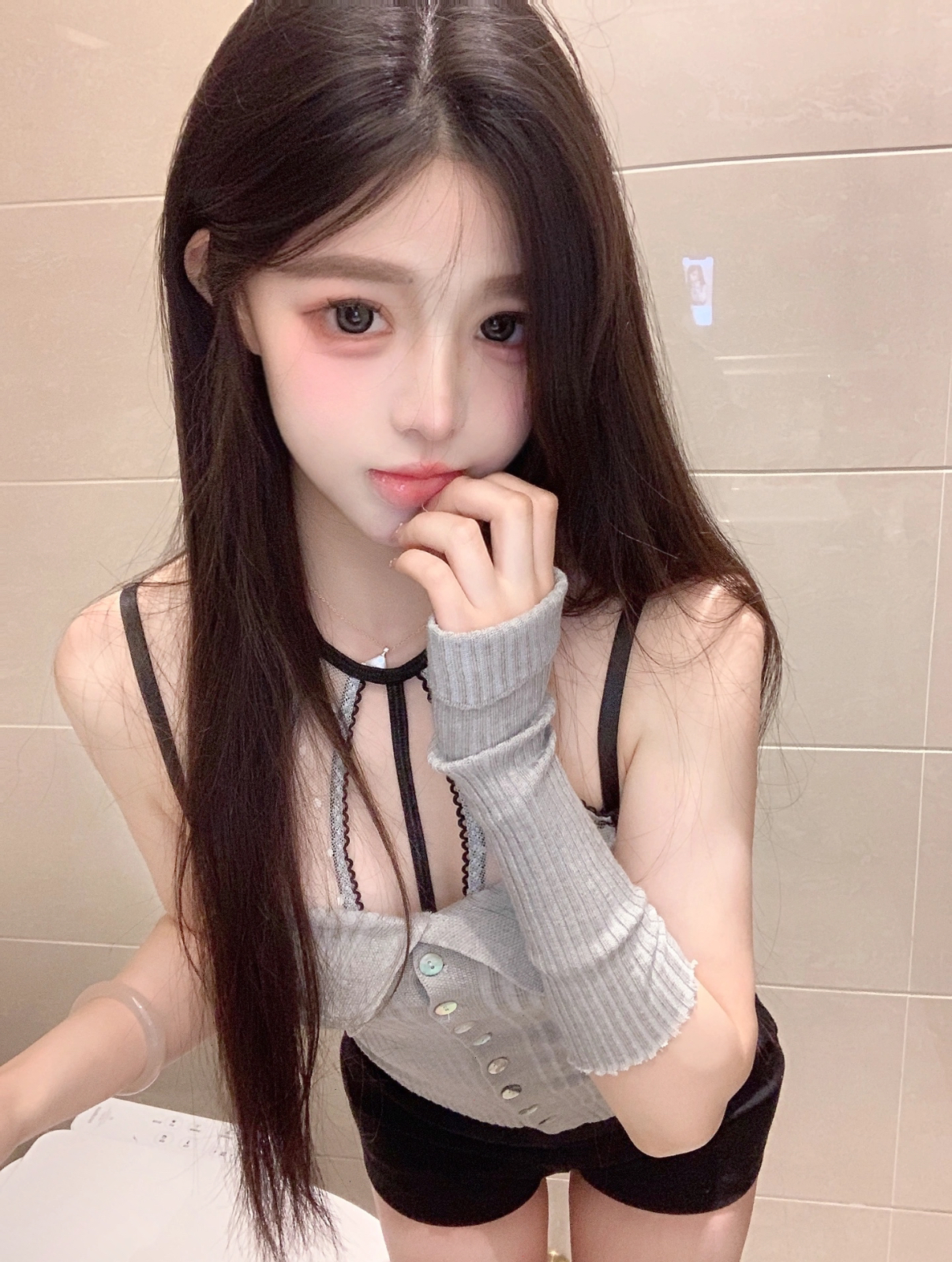 契约辣妹纯欲风挂脖内衣小胸聚拢显大