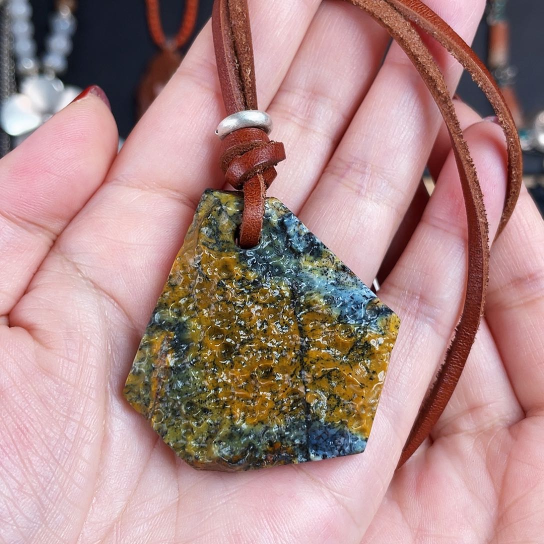 蛇纹石玉颈饰未镶嵌