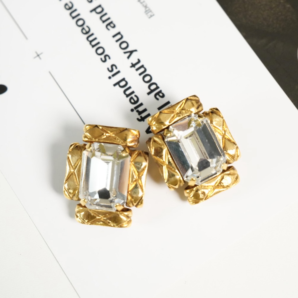 Chanel 大方块闪钻金色耳夹