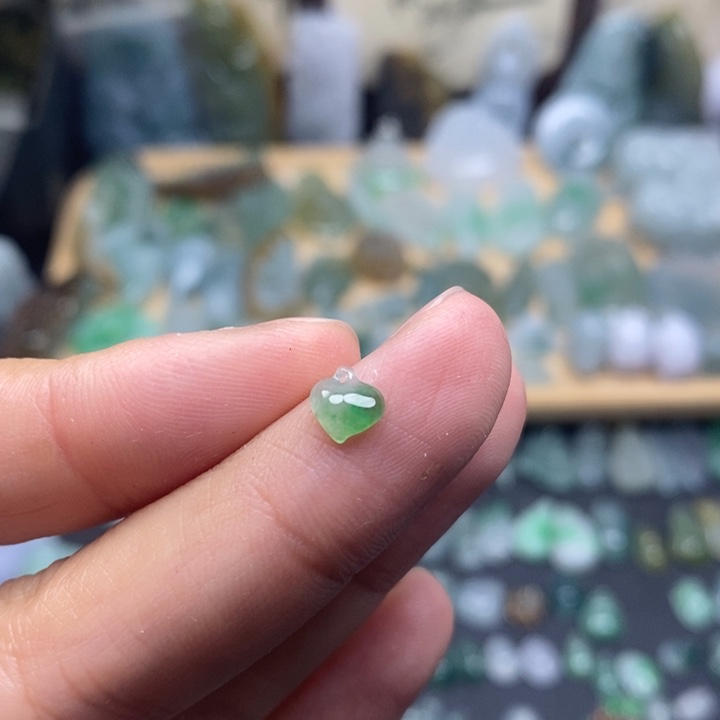 翡翠未镶嵌颈饰爱心