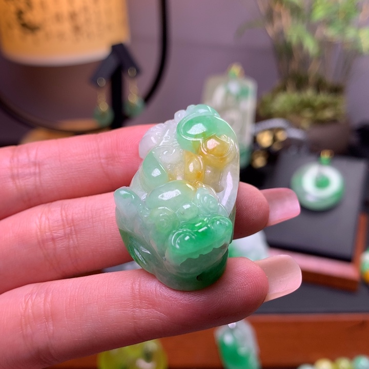 翡翠未镶嵌吊坠(赠链)
