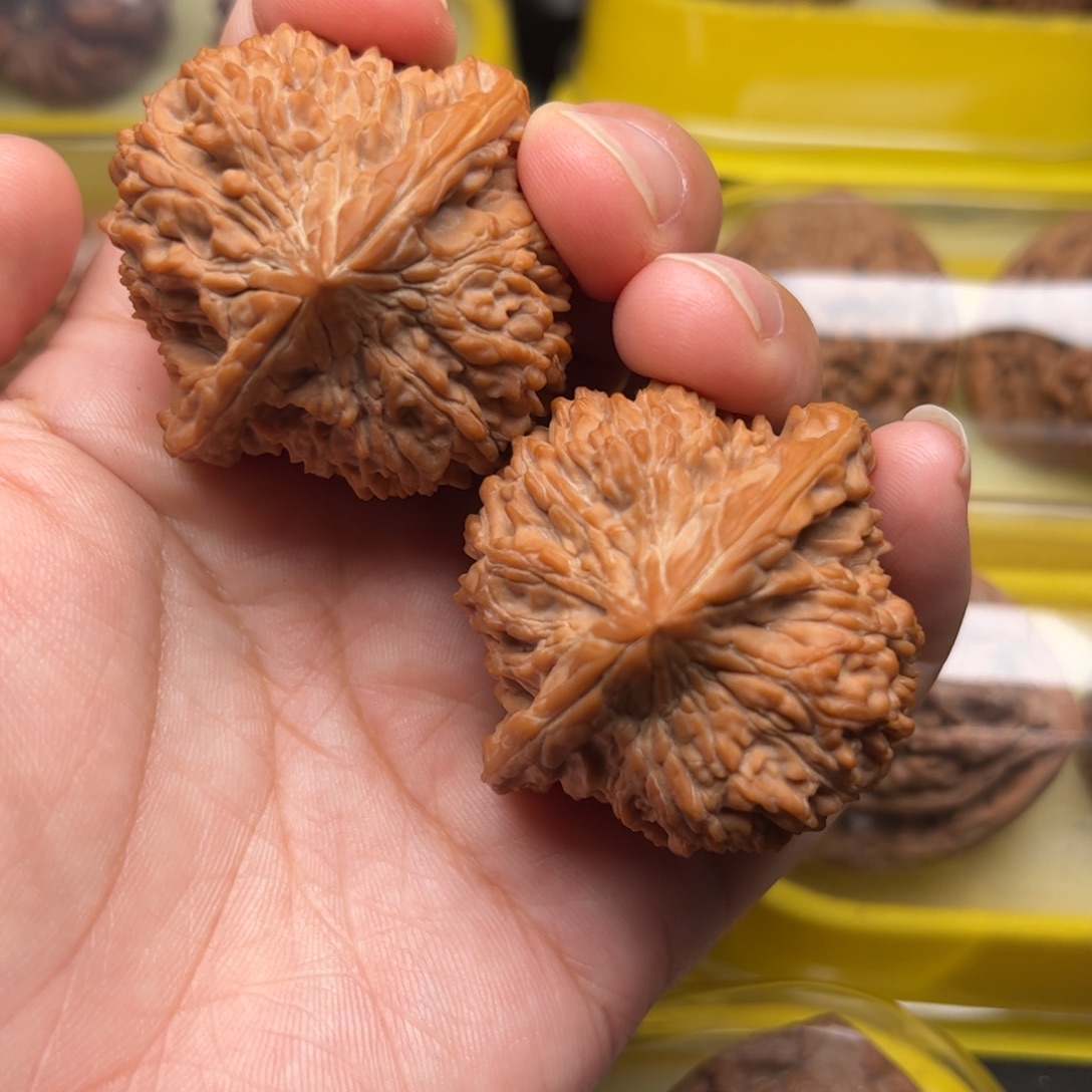 六***啊把件文玩核桃满天星 有修 注：打底盘玩后不退换