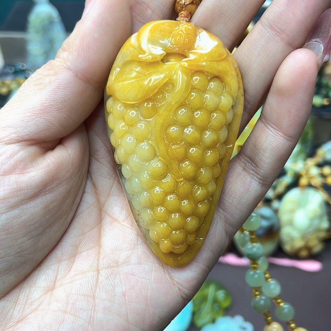 蛇纹石玉挂件未镶嵌