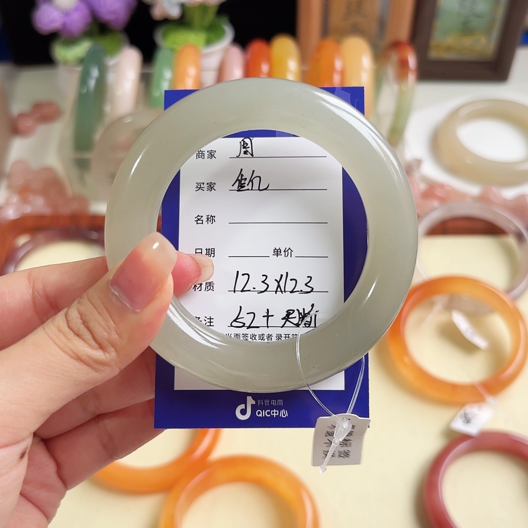 佳***亿石英质玉未镶嵌手镯