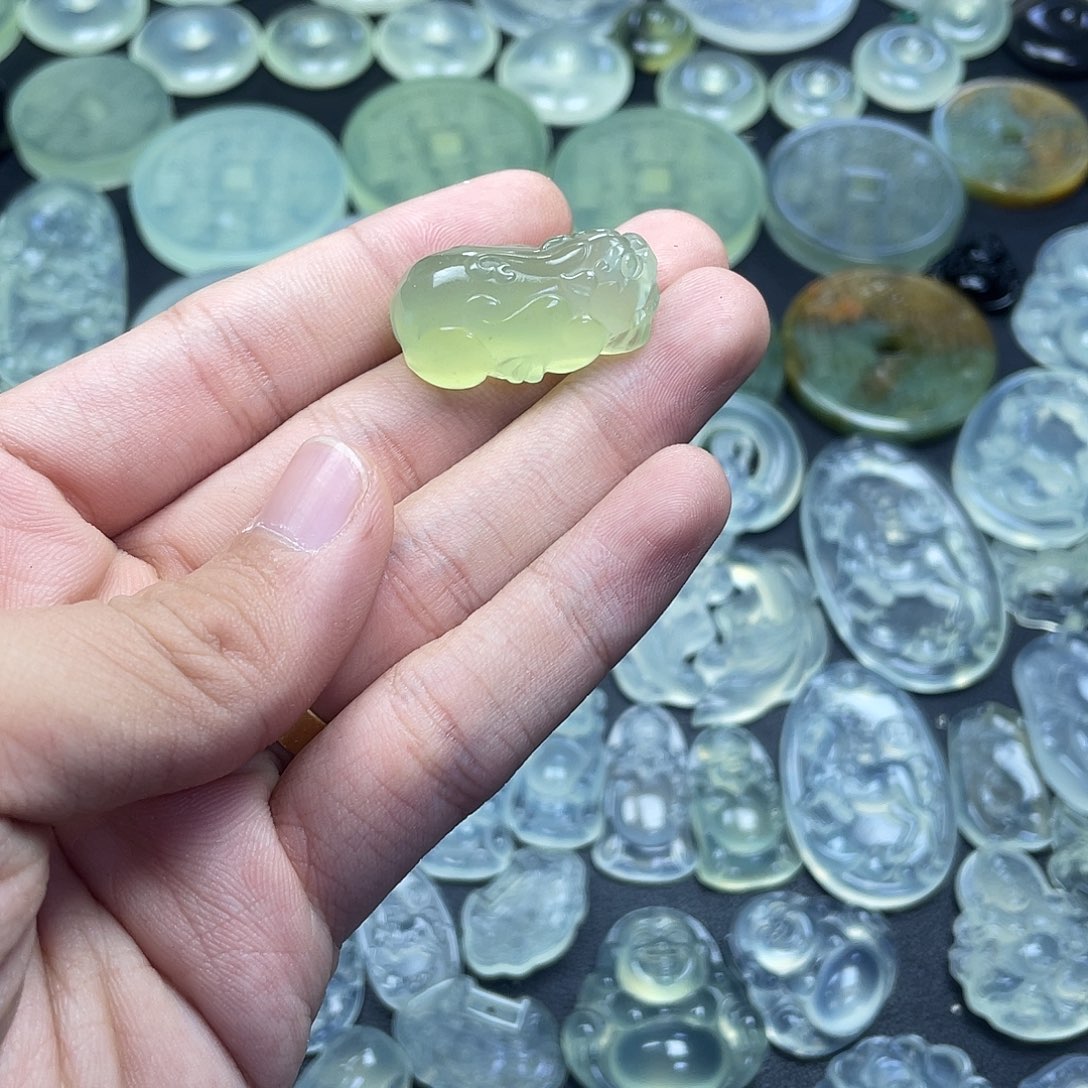 岫玉未镶嵌颈饰貔貅