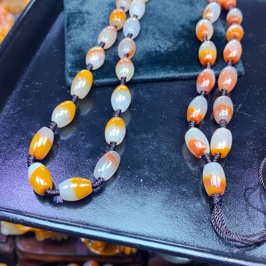 未镶嵌石英质玉（黄龙玉）颈饰