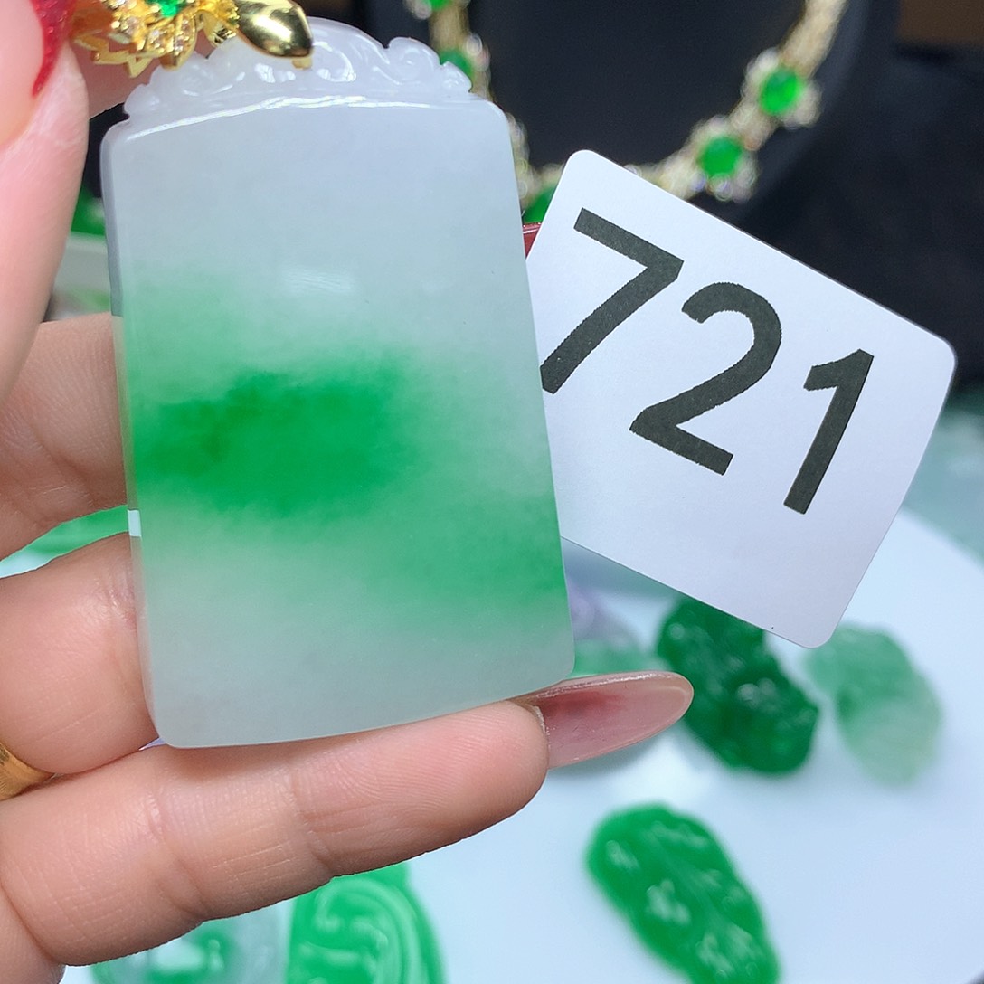 翡翠吊坠(赠链)未镶嵌