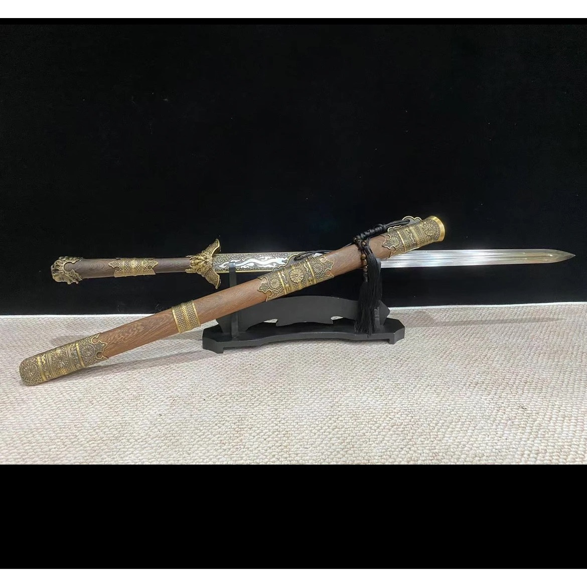 新疆包邮【麒麟清剑】高锰钢 鸡翅木锌合金镀铜装具 未开刃摆件