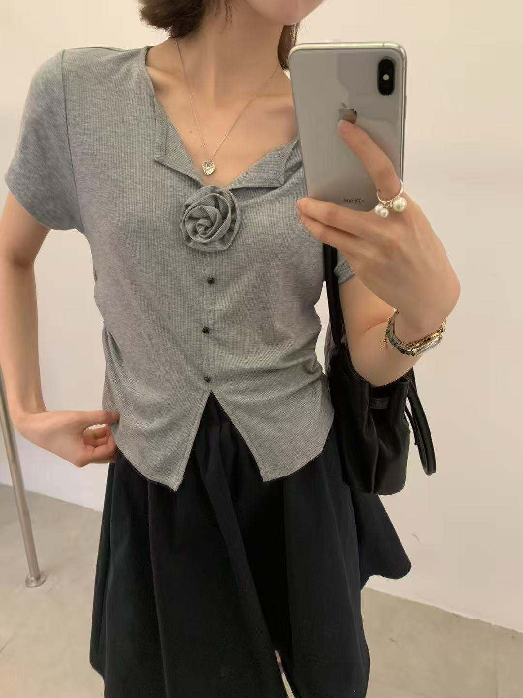 泡菜褶皱花朵短袖T恤