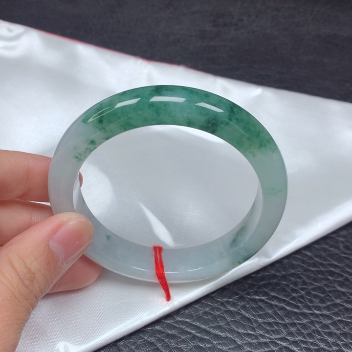 翡翠手镯未镶嵌。