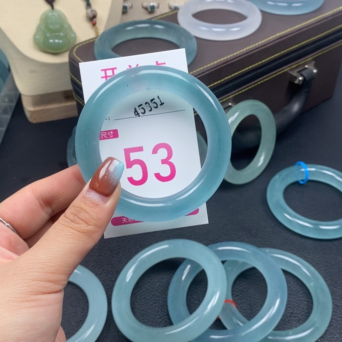 钱***唤石英质玉未镶嵌手镯