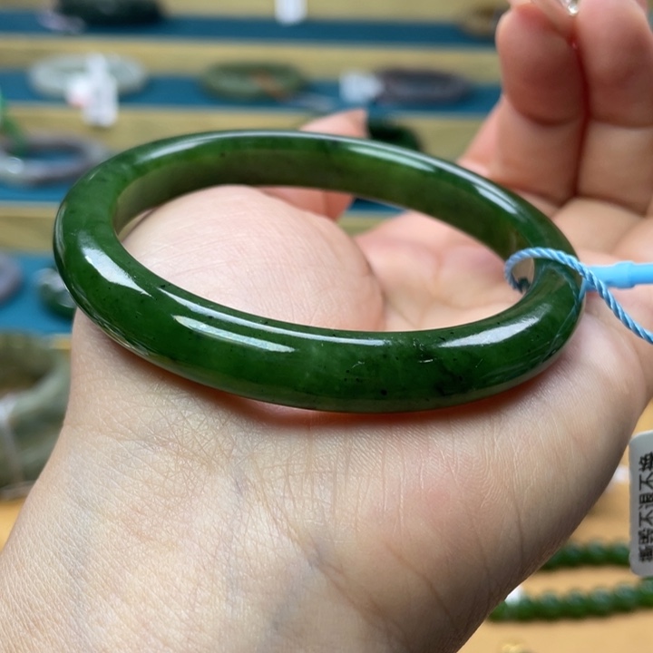 和田玉手镯59圈口。编号33未镶嵌