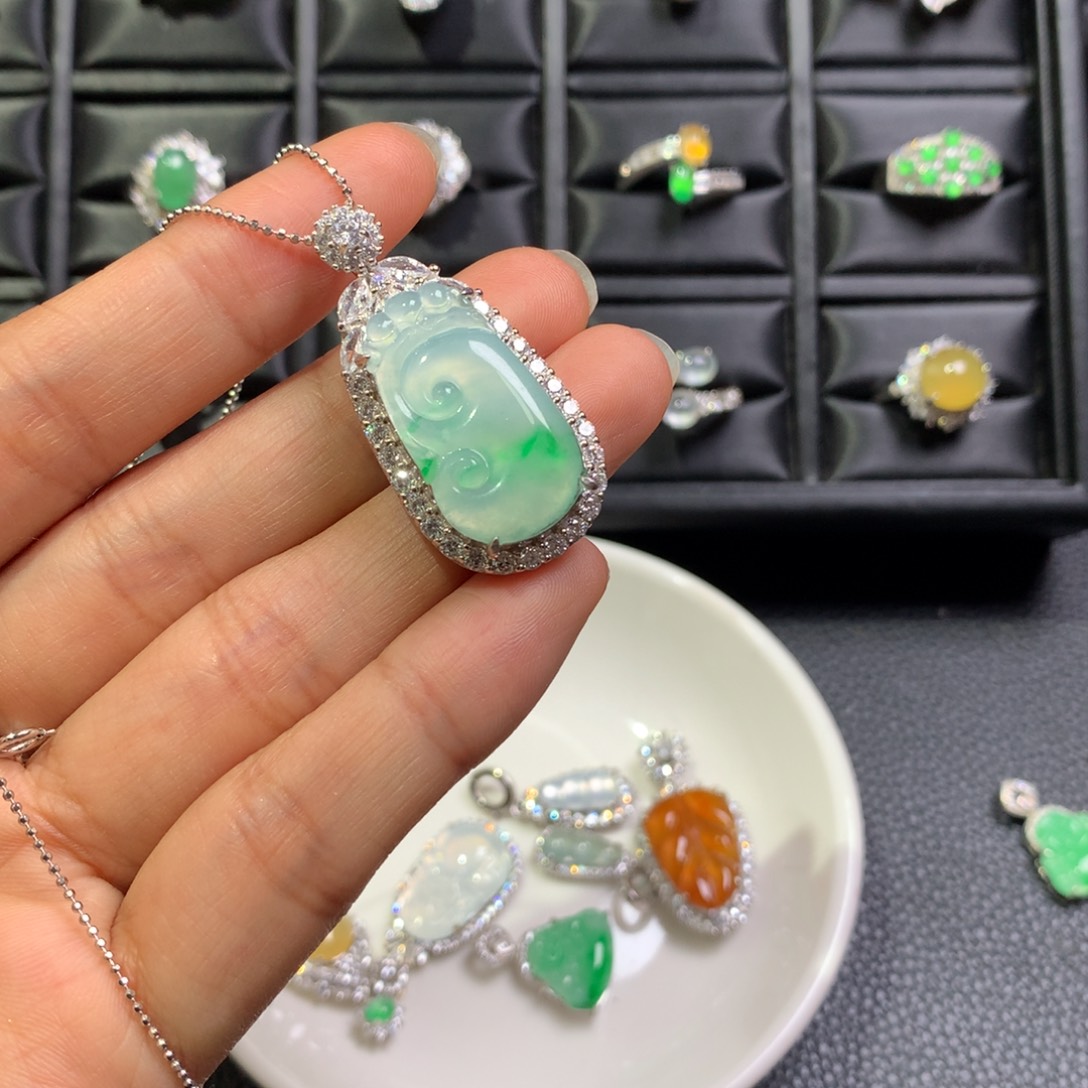 V***s翡翠银S925镶嵌颈饰