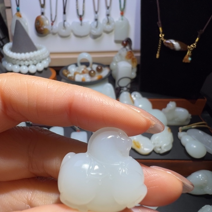 风***淡和田玉未镶嵌颈饰