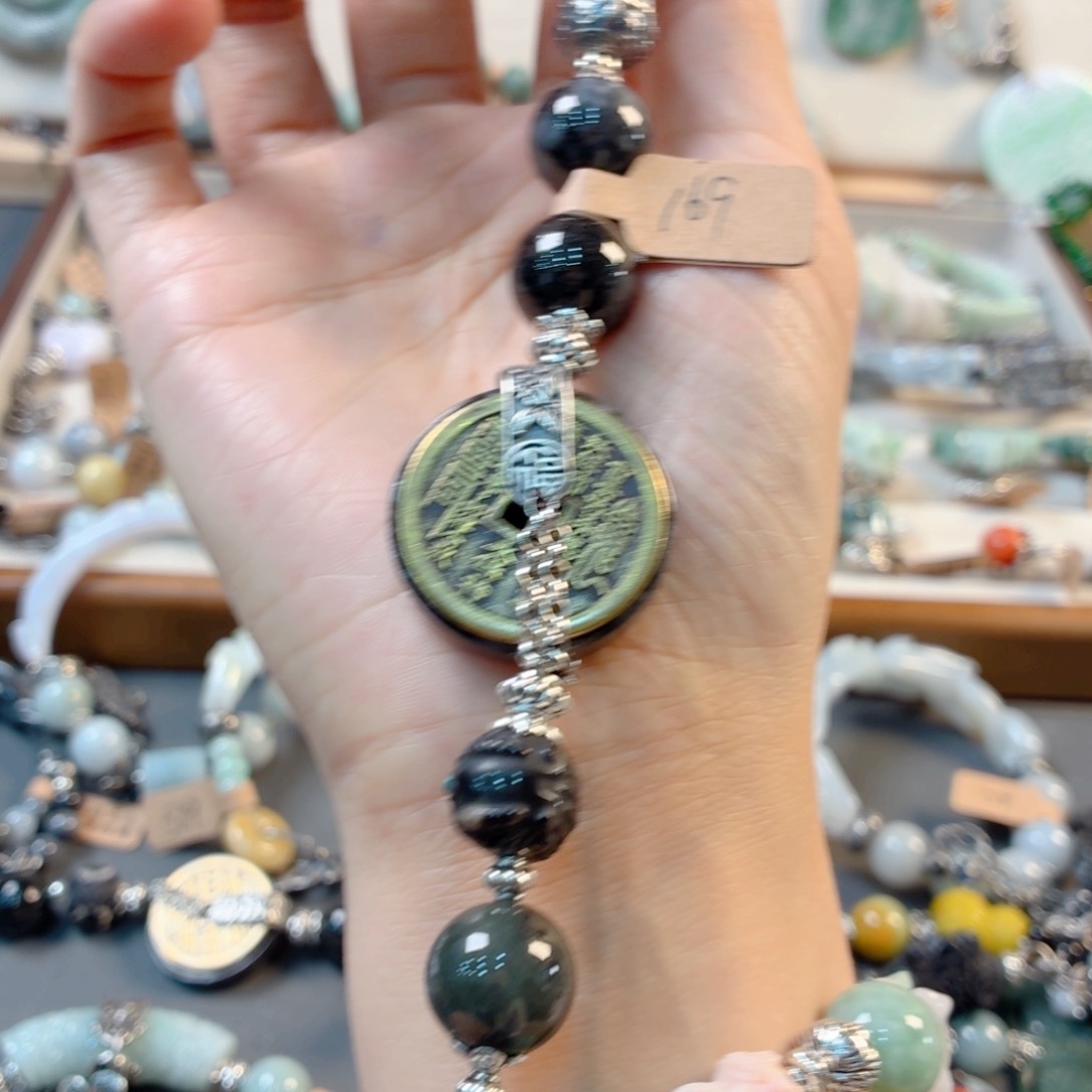 暴****翡翠未镶嵌颈饰手串