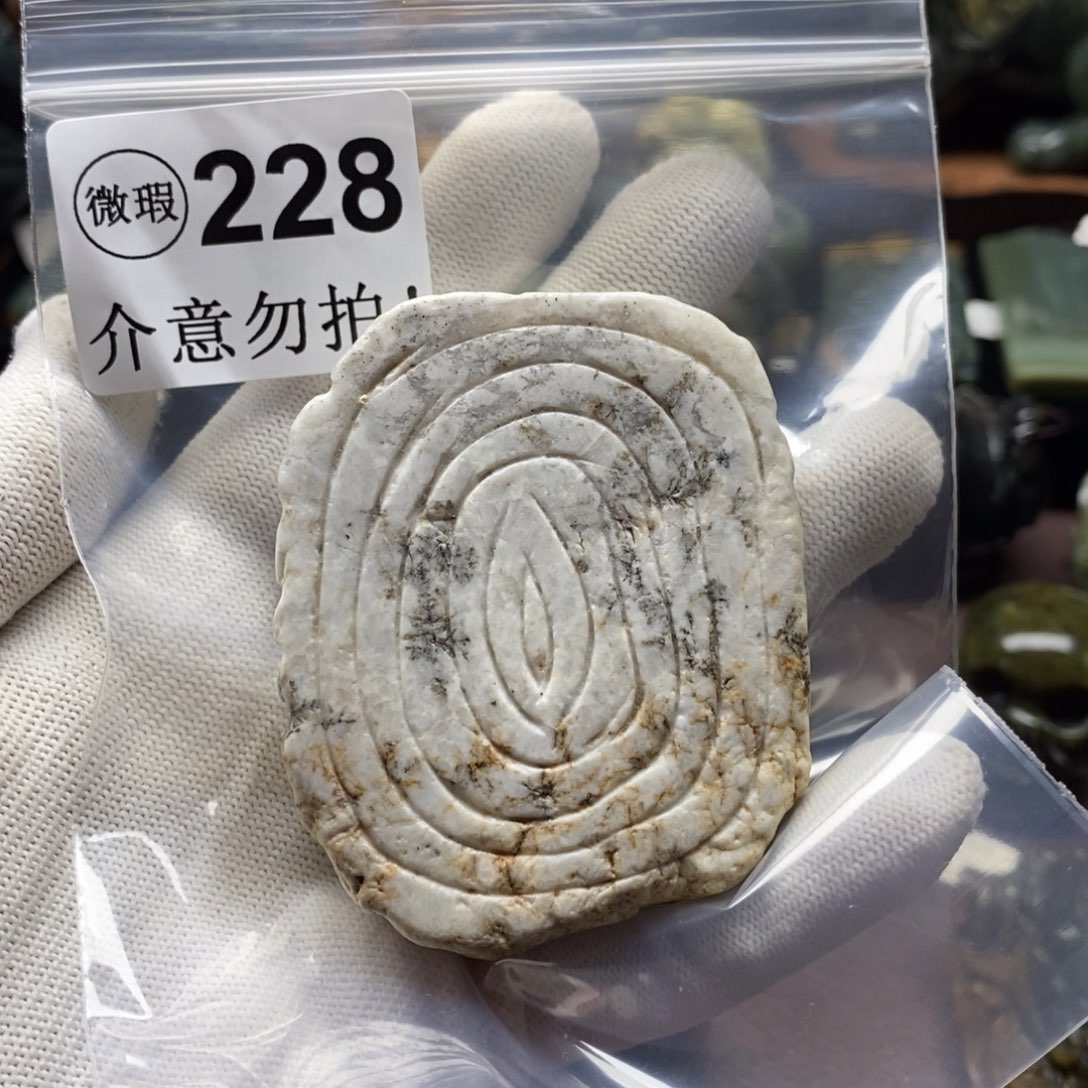 未镶嵌岫岩河磨玉（透闪石质玉）把件