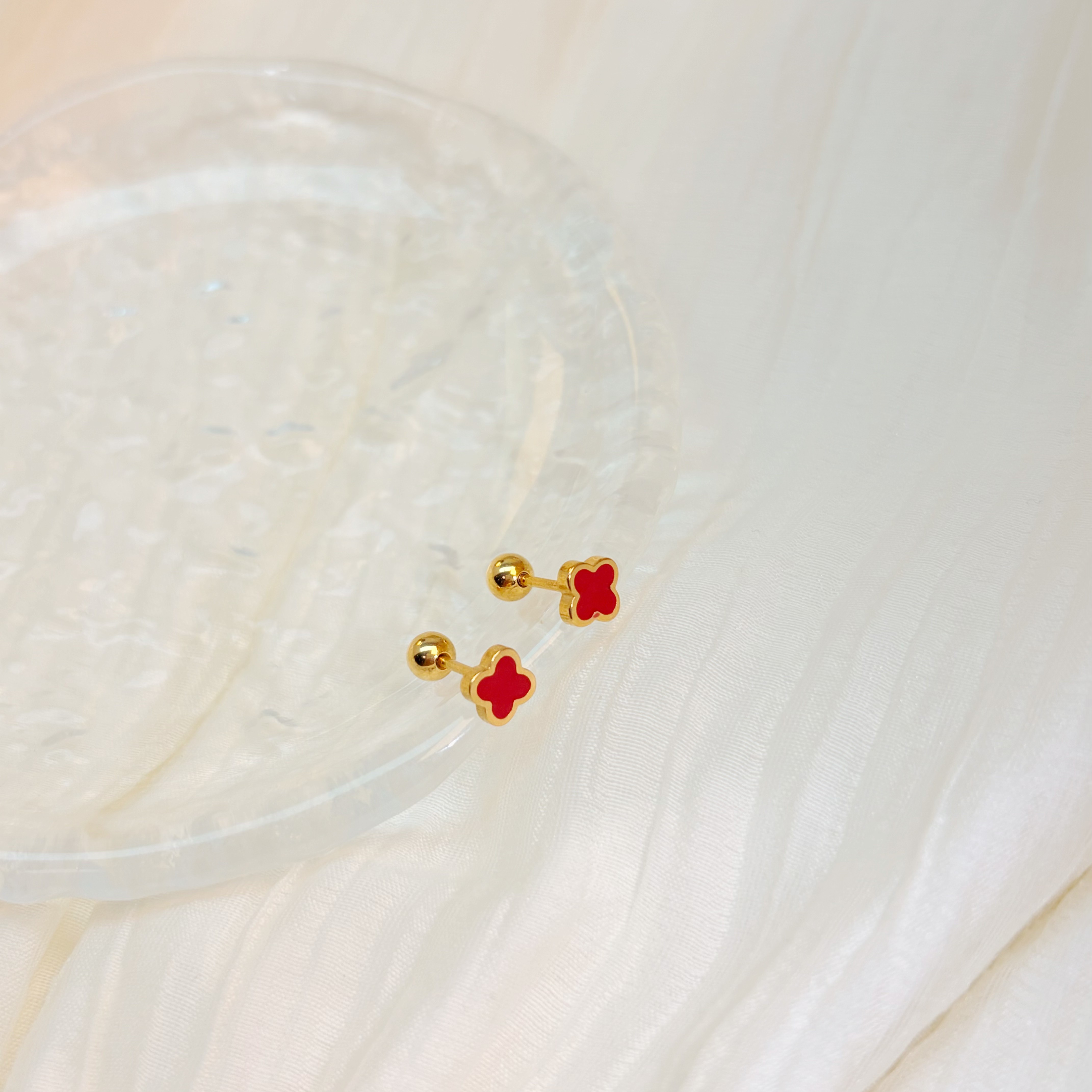钛钢耳饰 红色四叶草耳骨钉耳钉迷你版精致时尚直针耳饰
