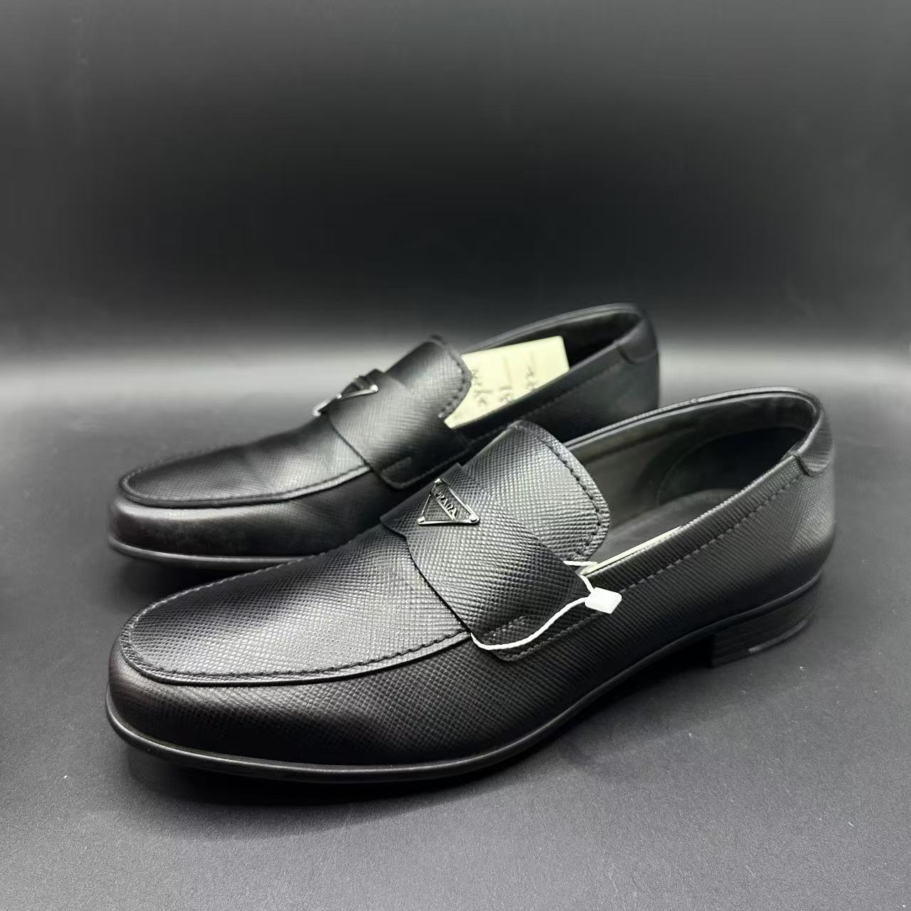 95新 Prada/普拉达 男士舒适时尚经典黑色倒三角乐福鞋42码 zy200
