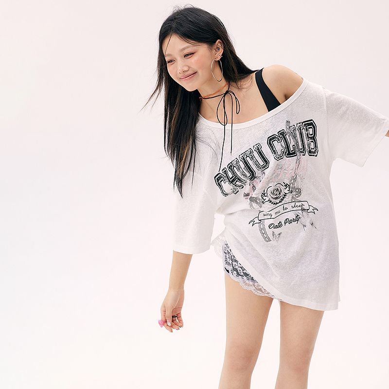 D011【金拐子专属】CHUU蕾丝拼接字母印花斜领宽松短袖T恤-F