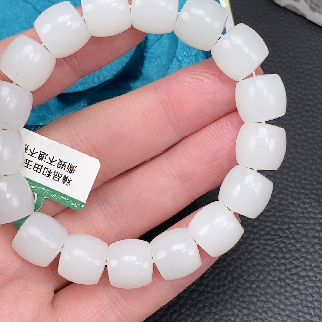 神***牛和田玉未镶嵌颈饰