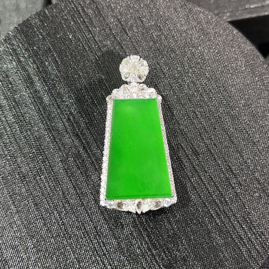 18K金天然A货翡翠高冰帝王绿无事牌吊坠整体：49.5×21.8×10.5mm