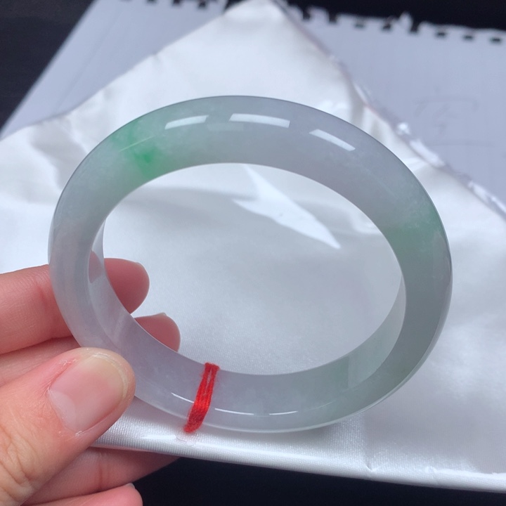 翡翠手镯未镶嵌。